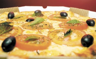 A pizza de marguerita com bordas recheadas de catupiry